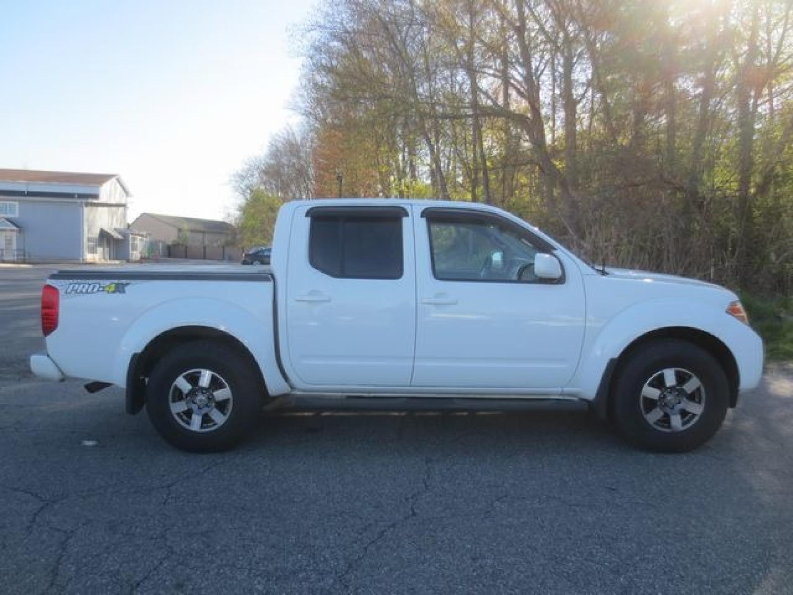 2013 White /Gray Nissan Frontier PRO-4X (1N6AD0EV0DN) with an 3.0L V6 DOHC 24V engine, Automatic 6-speed transmission, located at 270 US Route 6, Mahopac, NY, 10541, (845) 621-0895, 41.349022, -73.755280 - Photo #10